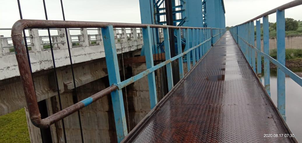 Spillway Basin Water Flow Diverters
